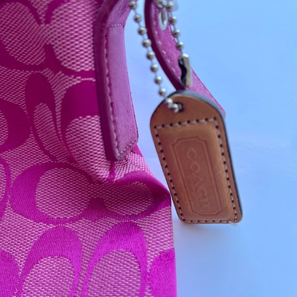 Fuchsia Pink COACH Signature Handbag 💞 - Picture 2 of 7